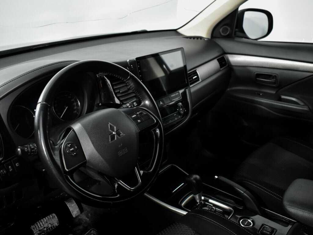 Mitsubishi Outlander с пробегом — 2017 год. Фото: #8
