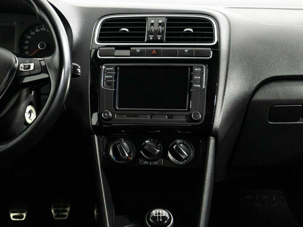 Volkswagen Polo с пробегом — 2015 год. Фото: #13