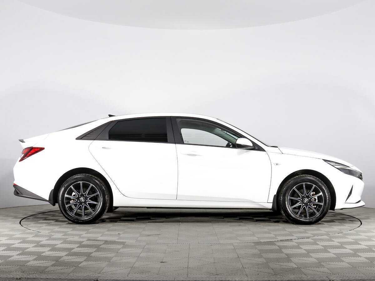 Hyundai Elantra с пробегом — 2021 год. Фото: #3