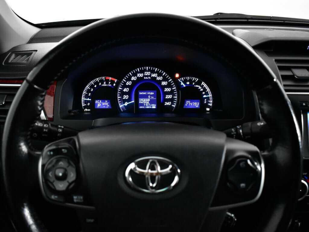 Toyota Camry с пробегом — 2014 год. Фото: #10