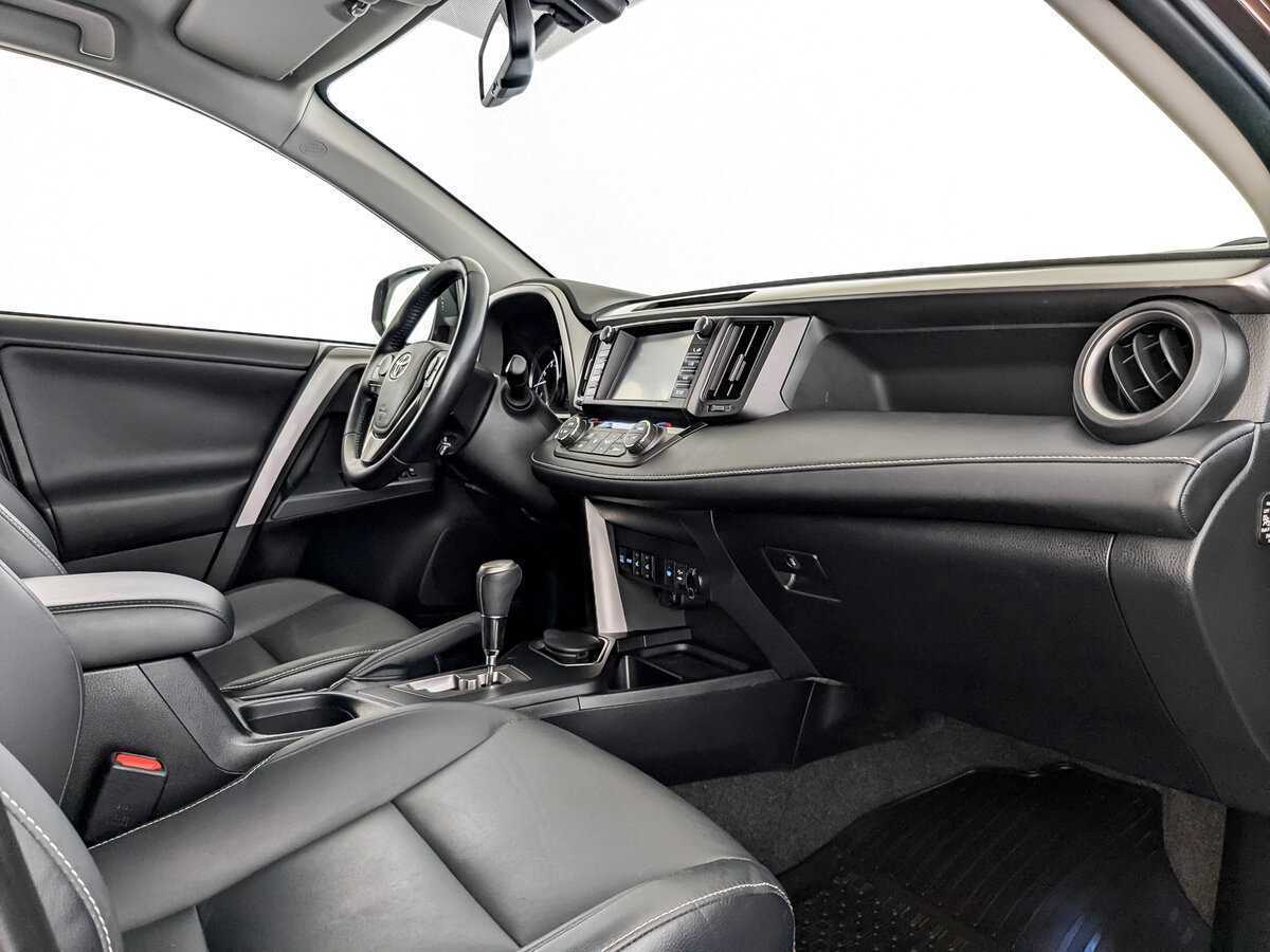 Toyota RAV4 с пробегом — 2017 год. Фото: #10