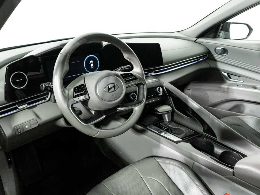 Hyundai Elantra с пробегом — 2021 год. Фото: #10