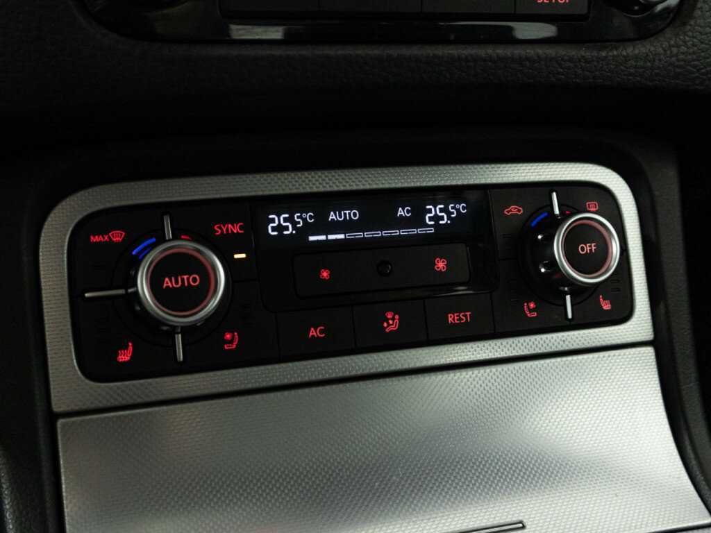 Volkswagen Touareg с пробегом — 2012 год. Фото: #16