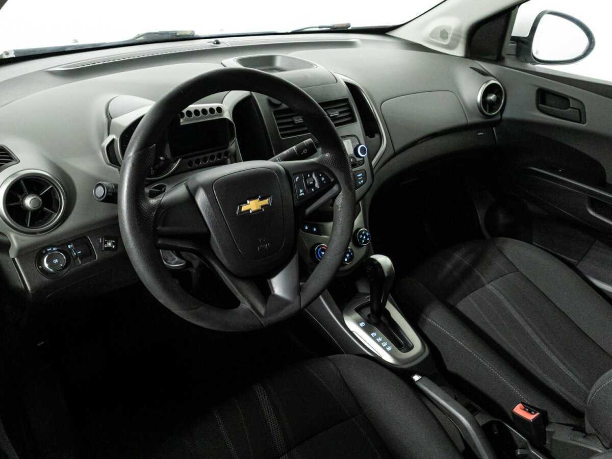 Chevrolet Aveo с пробегом — 2015 год. Фото: #10