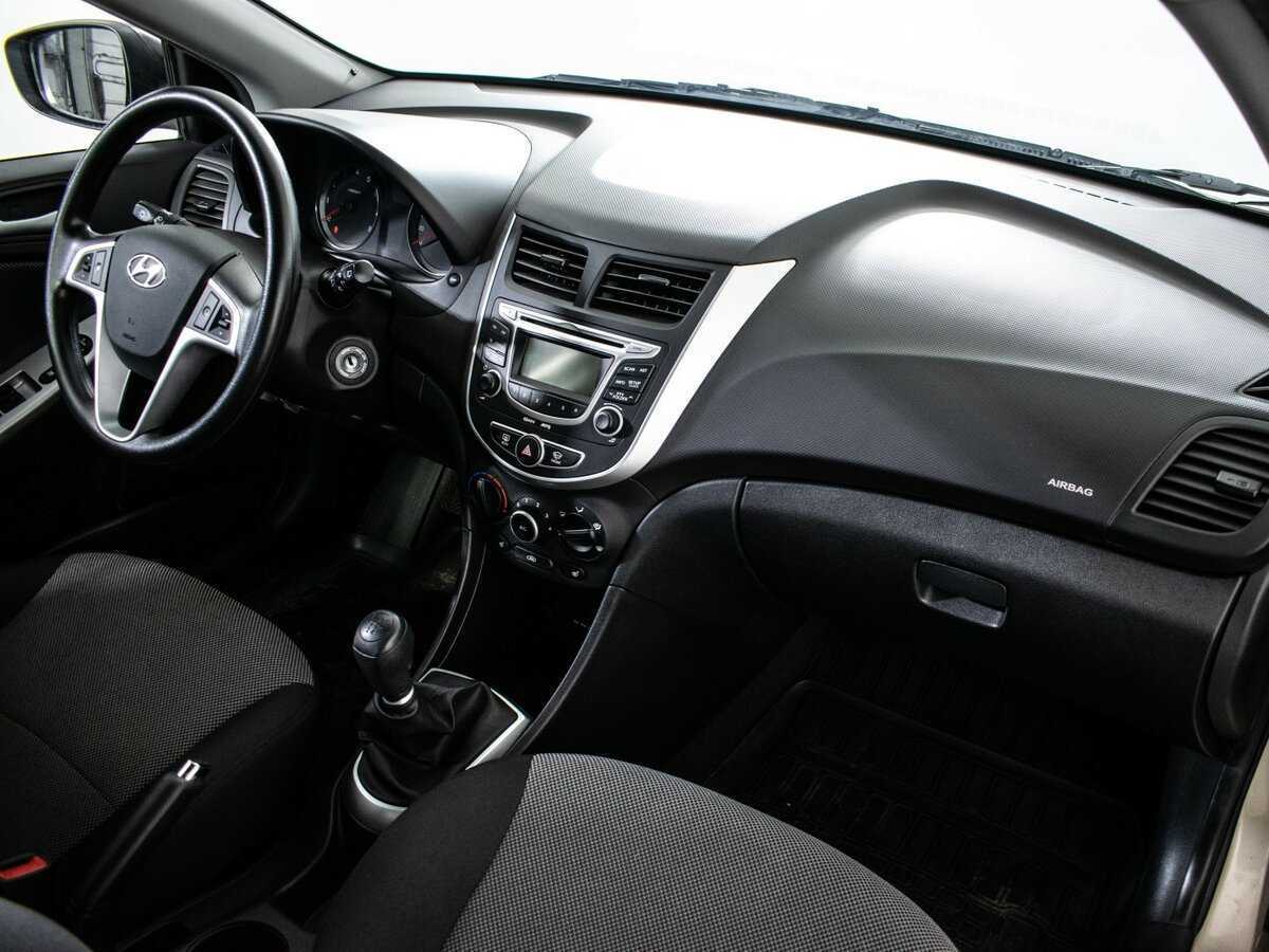 Hyundai Solaris с пробегом — 2013 год. Фото: #6