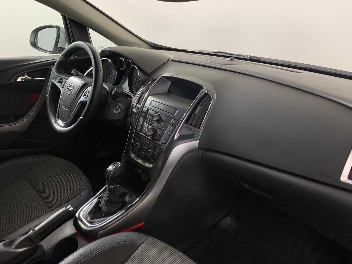 Opel Astra с пробегом — 2012 год. Фото: #13