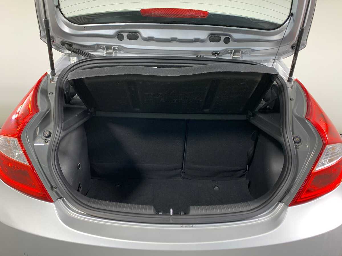 Hyundai Solaris с пробегом — 2012 год. Фото: #19