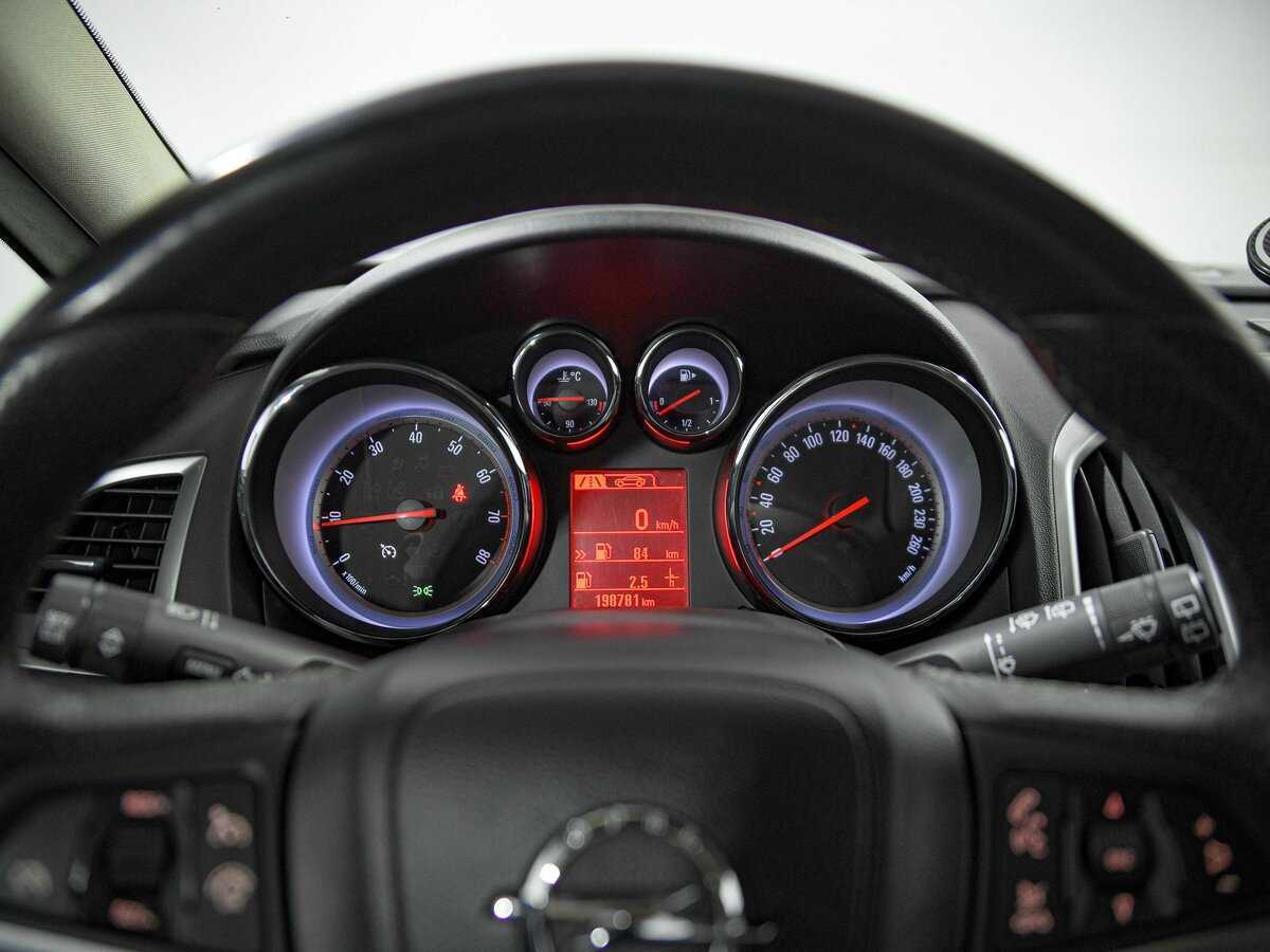 Opel Astra с пробегом — 2012 год. Фото: #6