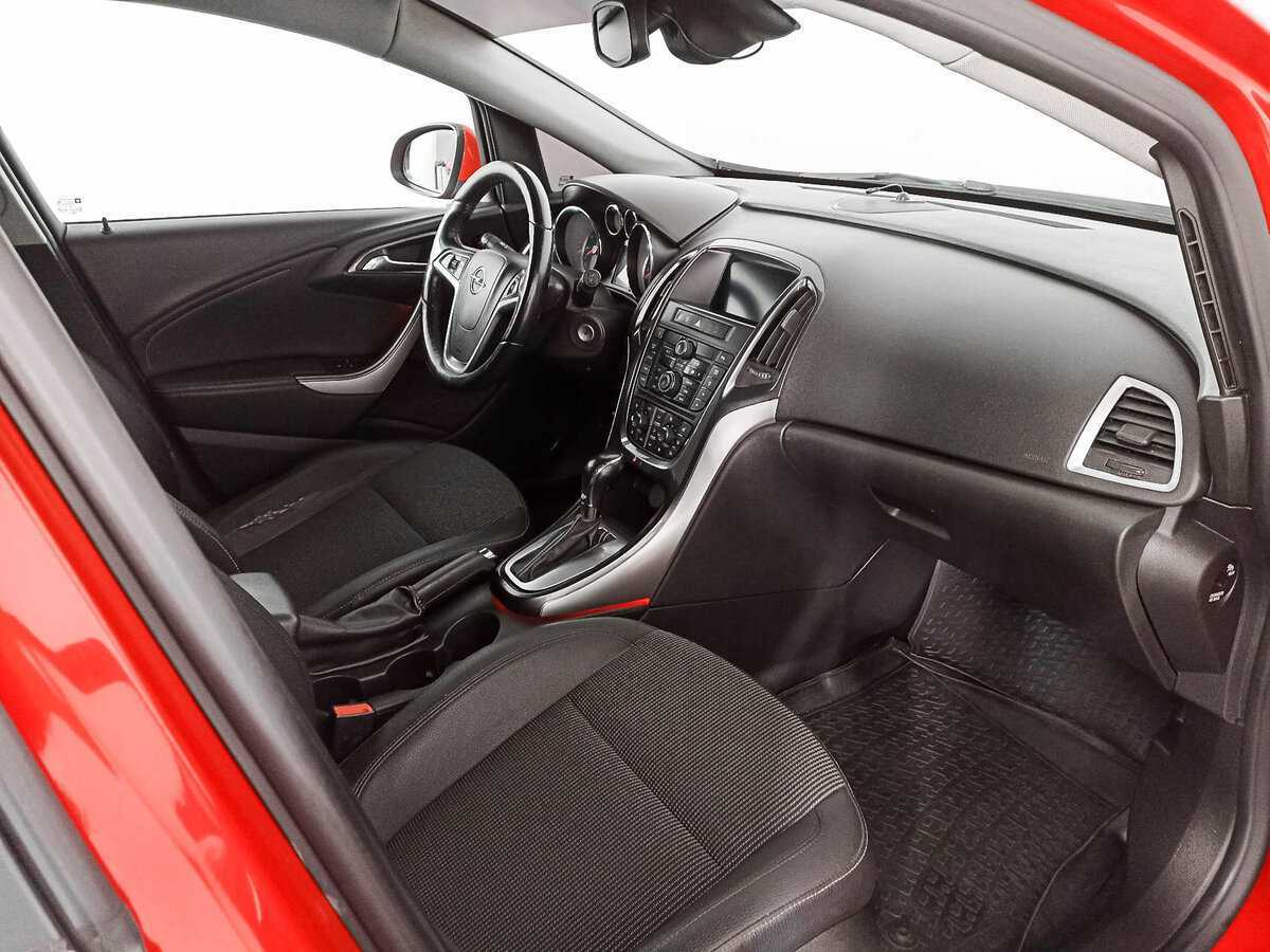 Opel Astra с пробегом — 2012 год. Фото: #6