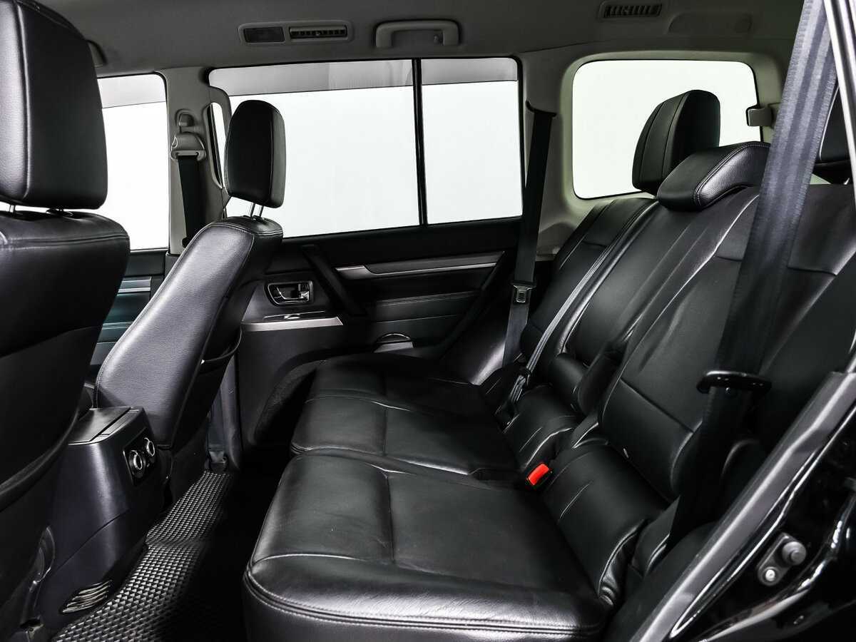 Mitsubishi Pajero с пробегом — 2015 год. Фото: #12