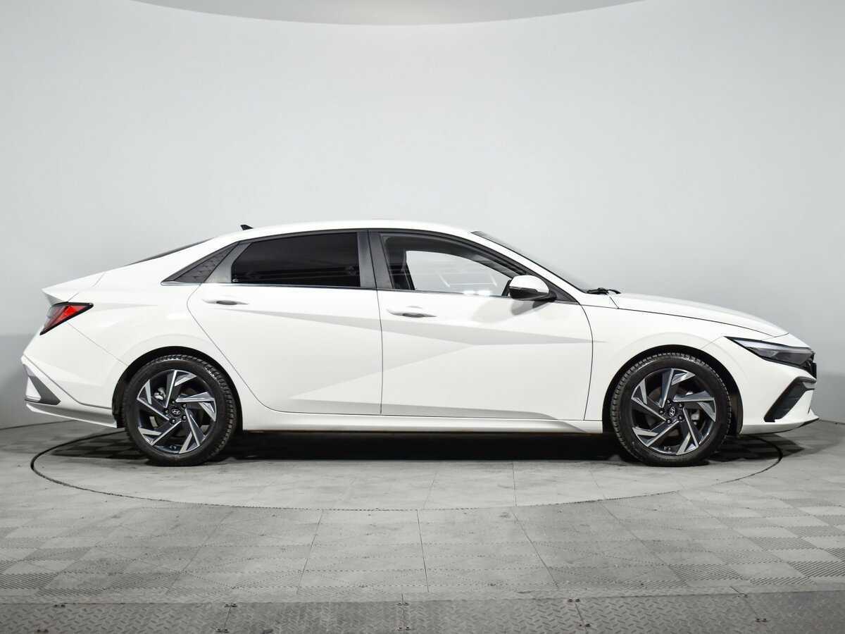 Hyundai Elantra с пробегом — 2023 год. Фото: #3