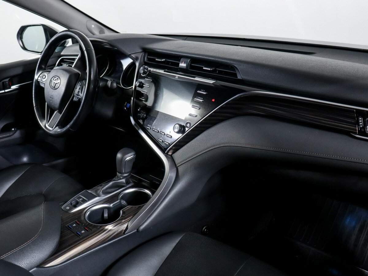 Toyota Camry с пробегом — 2018 год. Фото: #8