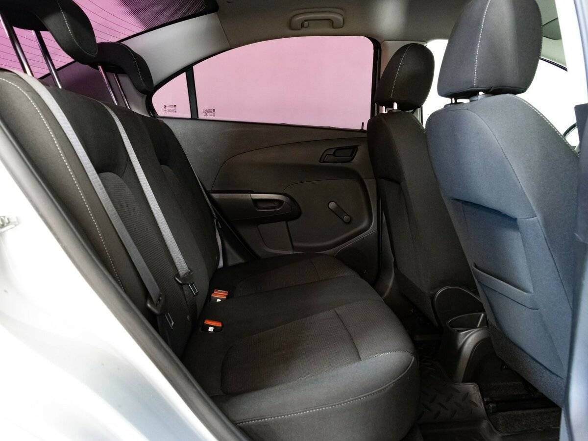 Chevrolet Aveo с пробегом — 2015 год. Фото: #11