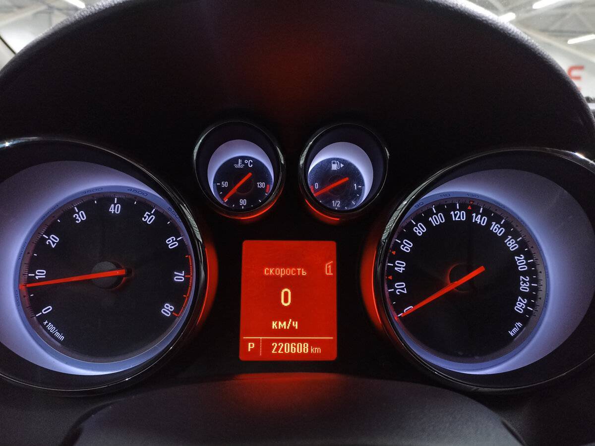 Opel Astra с пробегом — 2012 год. Фото: #12