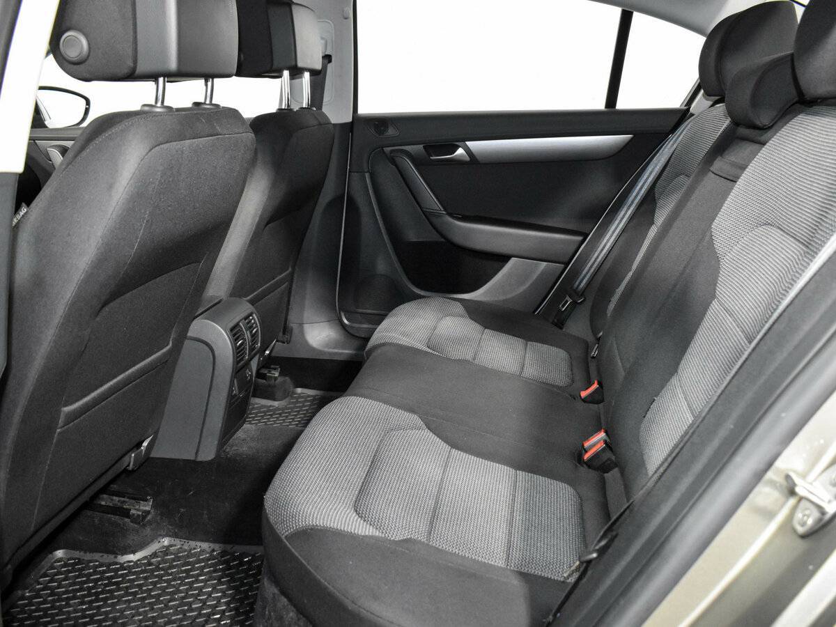 Volkswagen Passat с пробегом — 2012 год. Фото: #10