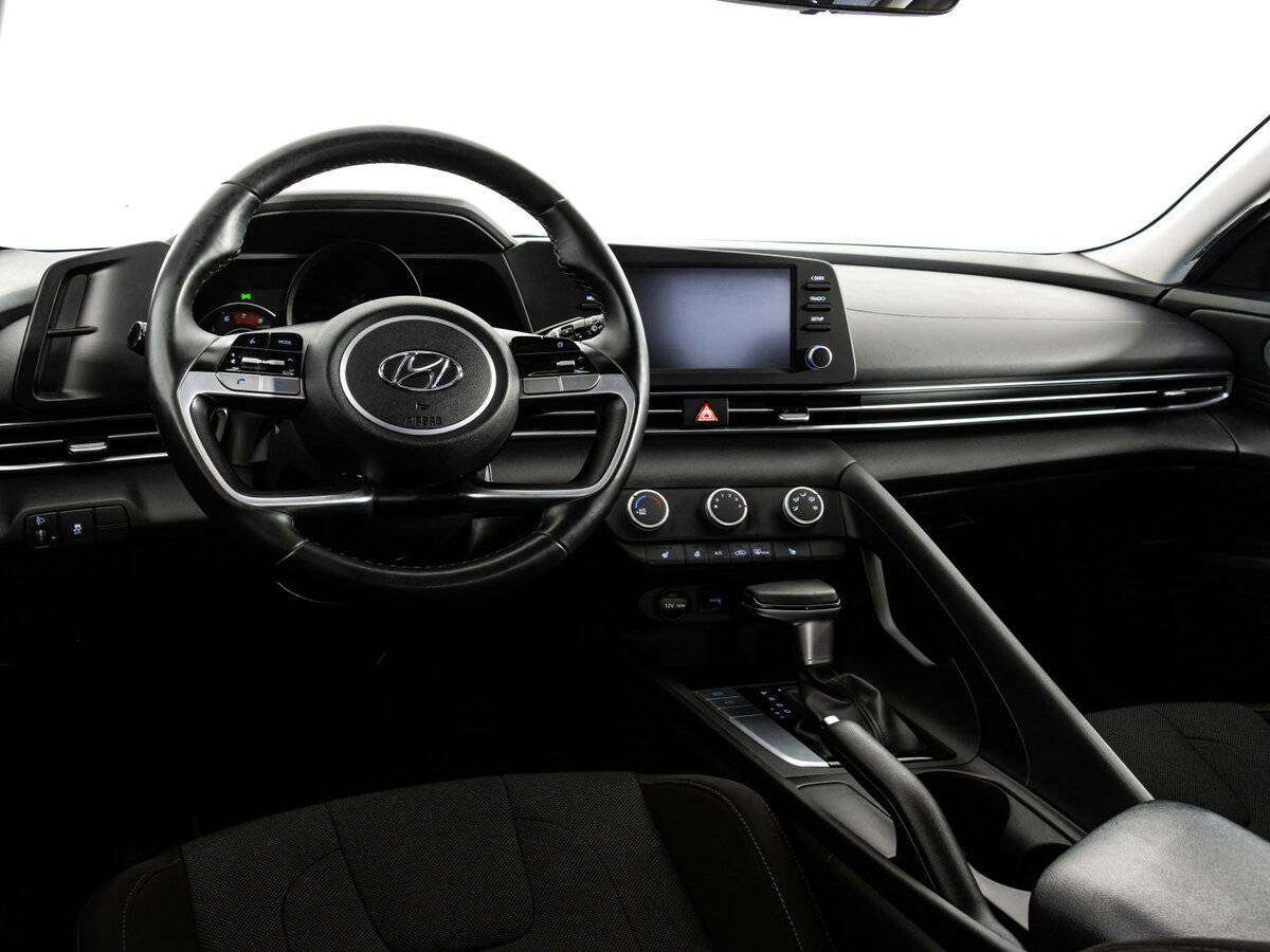 Hyundai Elantra с пробегом — 2021 год. Фото: #11