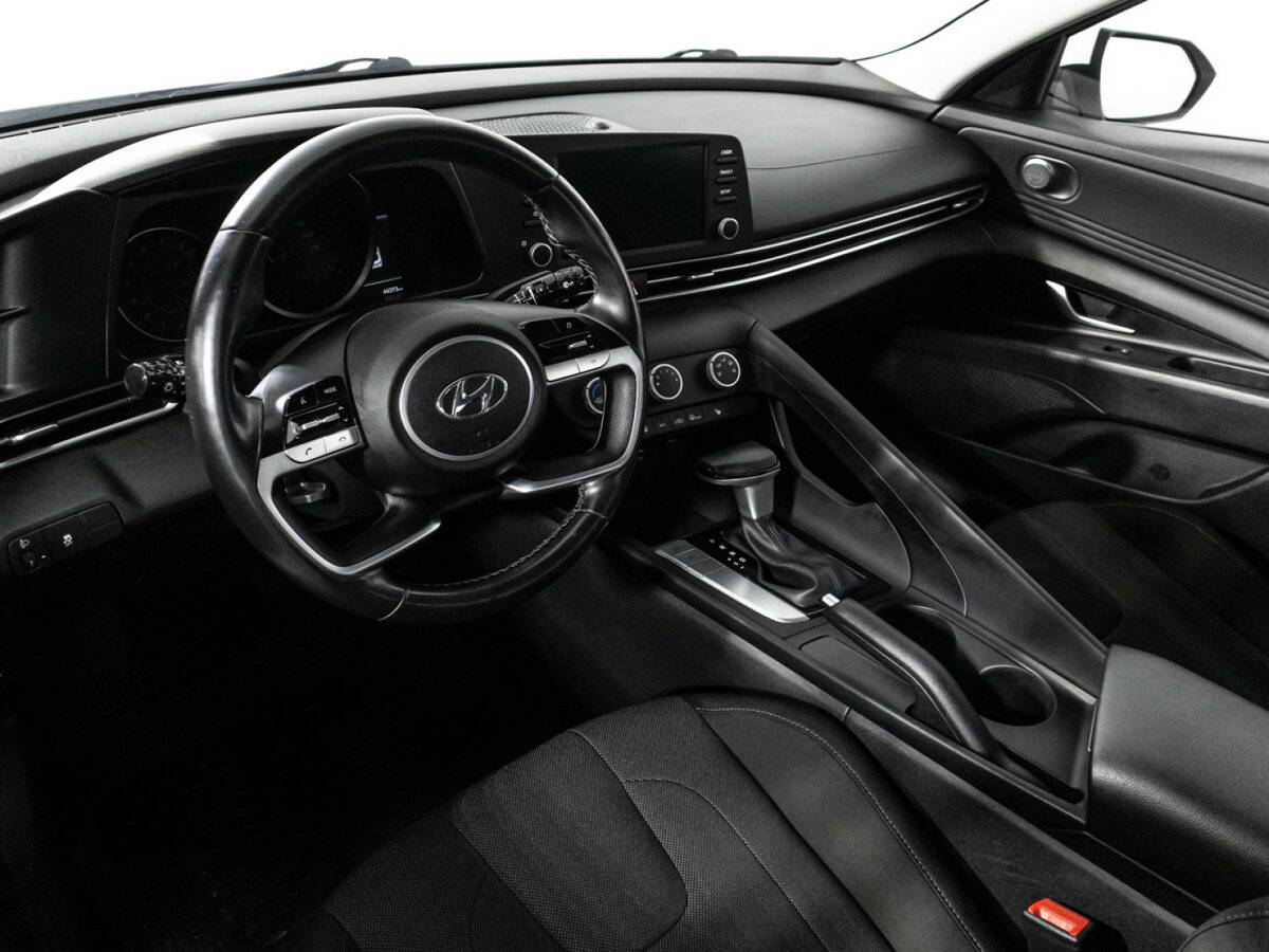 Hyundai Elantra с пробегом — 2021 год. Фото: #10