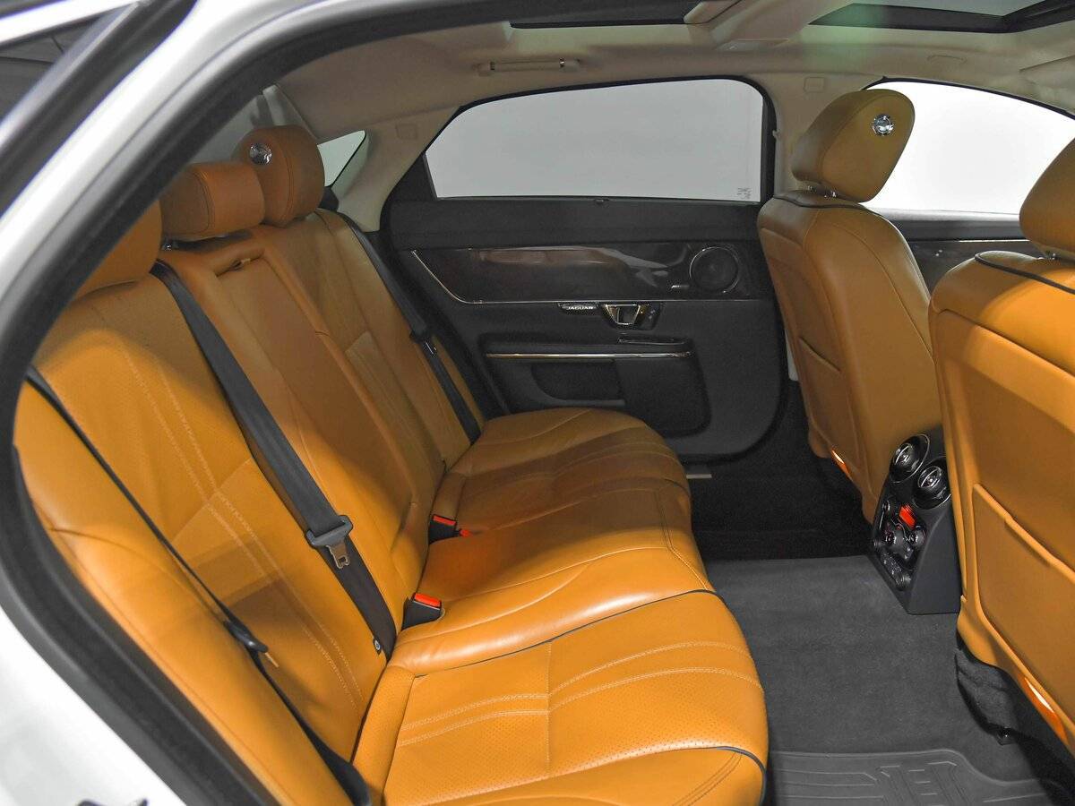 Jaguar XJ с пробегом — 2016 год. Фото: #16