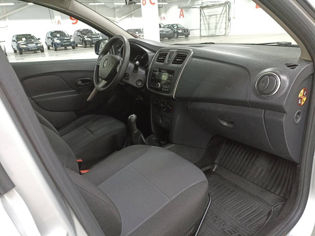 Renault Sandero с пробегом — 2017 год. Фото: #10