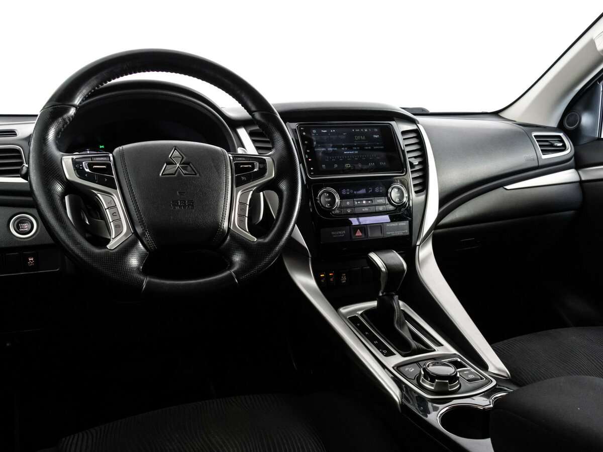 Mitsubishi Pajero Sport с пробегом — 2017 год. Фото: #10
