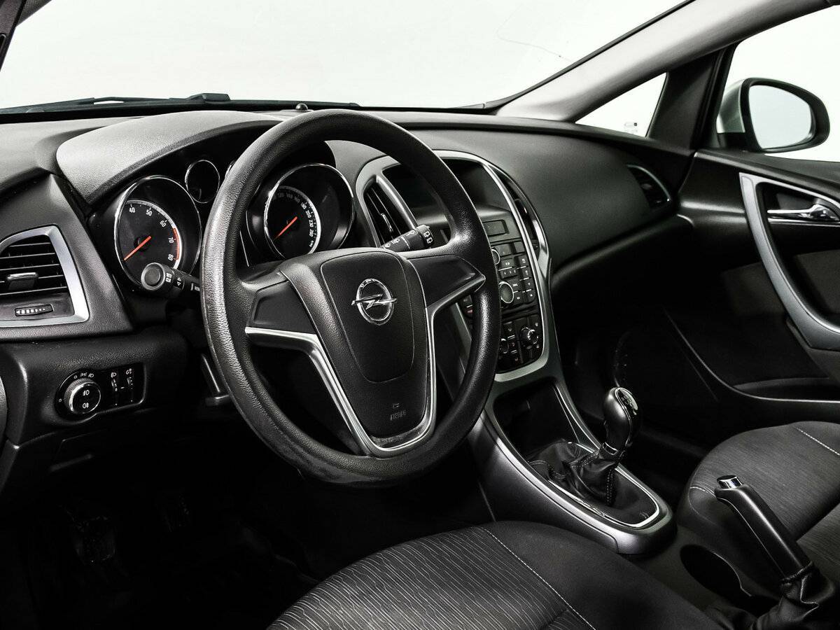 Opel Astra с пробегом — 2013 год. Фото: #11
