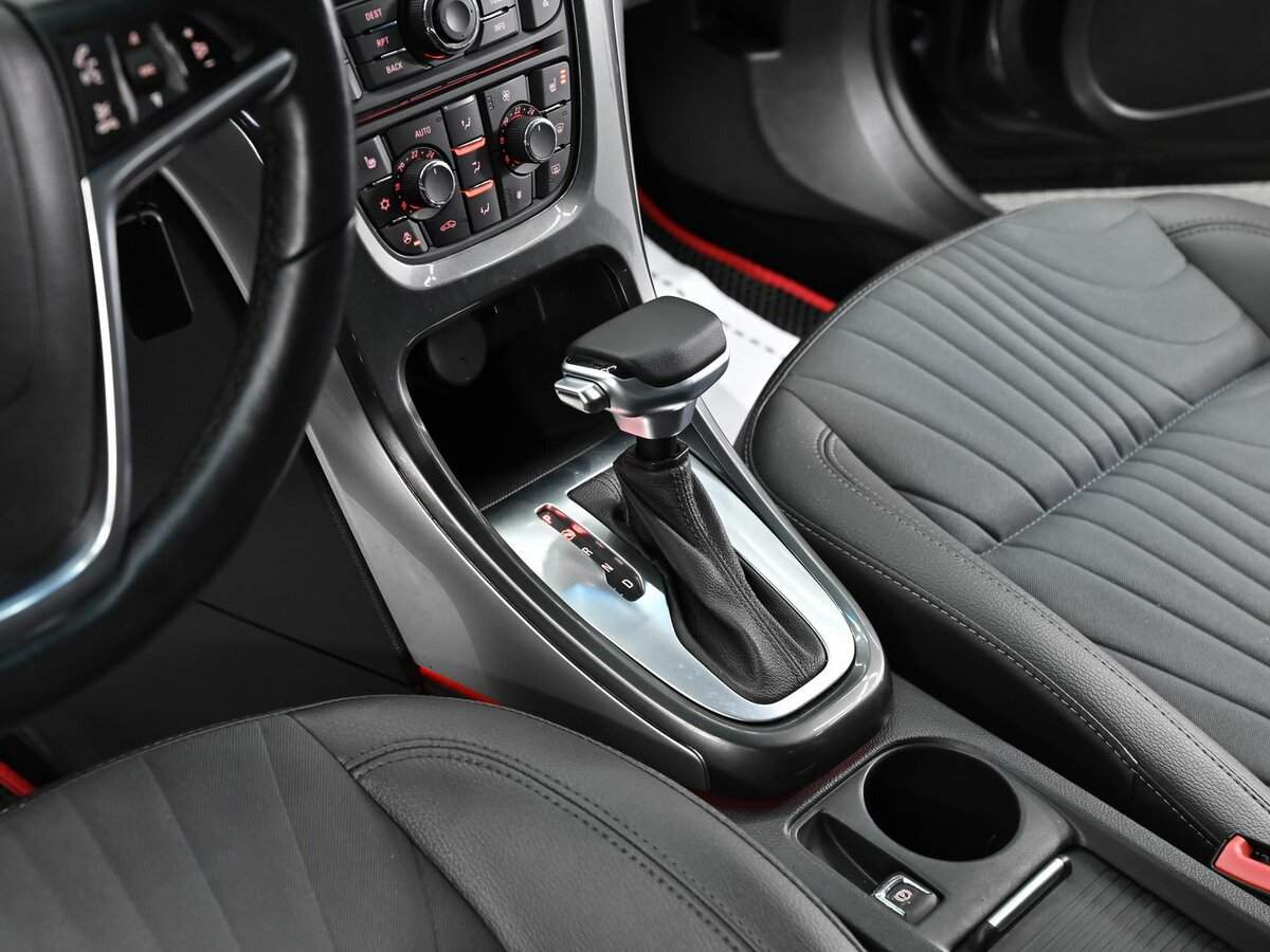 Opel Astra с пробегом — 2013 год. Фото: #10