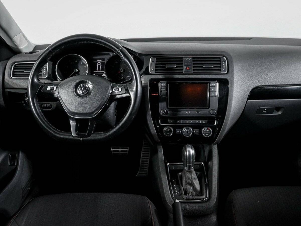 Volkswagen Jetta с пробегом — 2017 год. Фото: #11