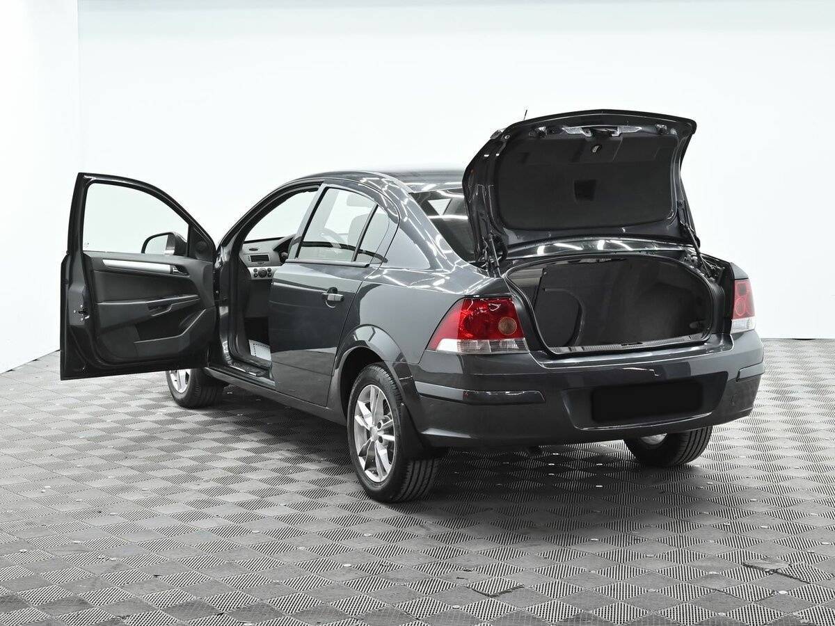 Opel Astra с пробегом — 2012 год. Фото: #4