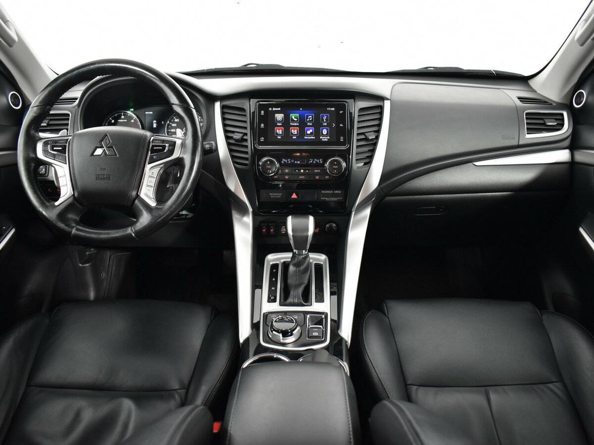 Mitsubishi Pajero Sport с пробегом — 2017 год. Фото: #9