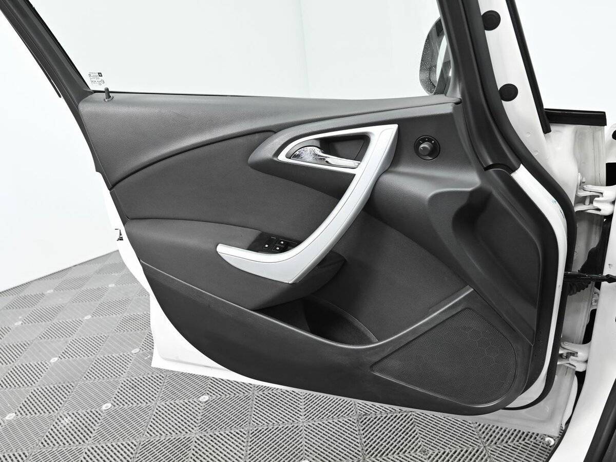 Opel Astra с пробегом — 2012 год. Фото: #6