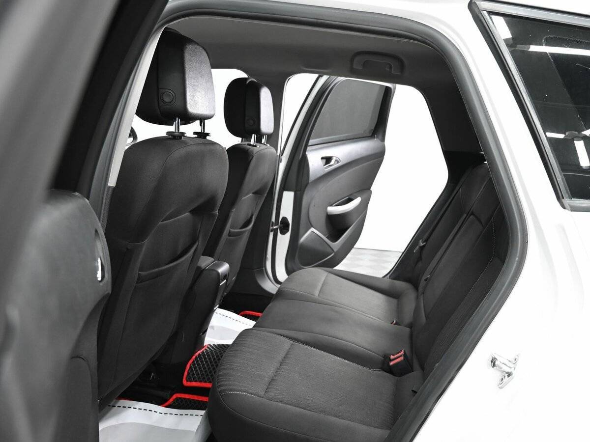 Opel Astra с пробегом — 2012 год. Фото: #12