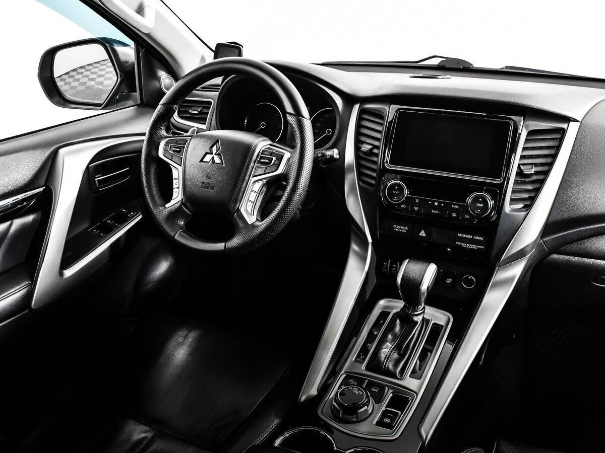 Mitsubishi Pajero Sport с пробегом — 2017 год. Фото: #8