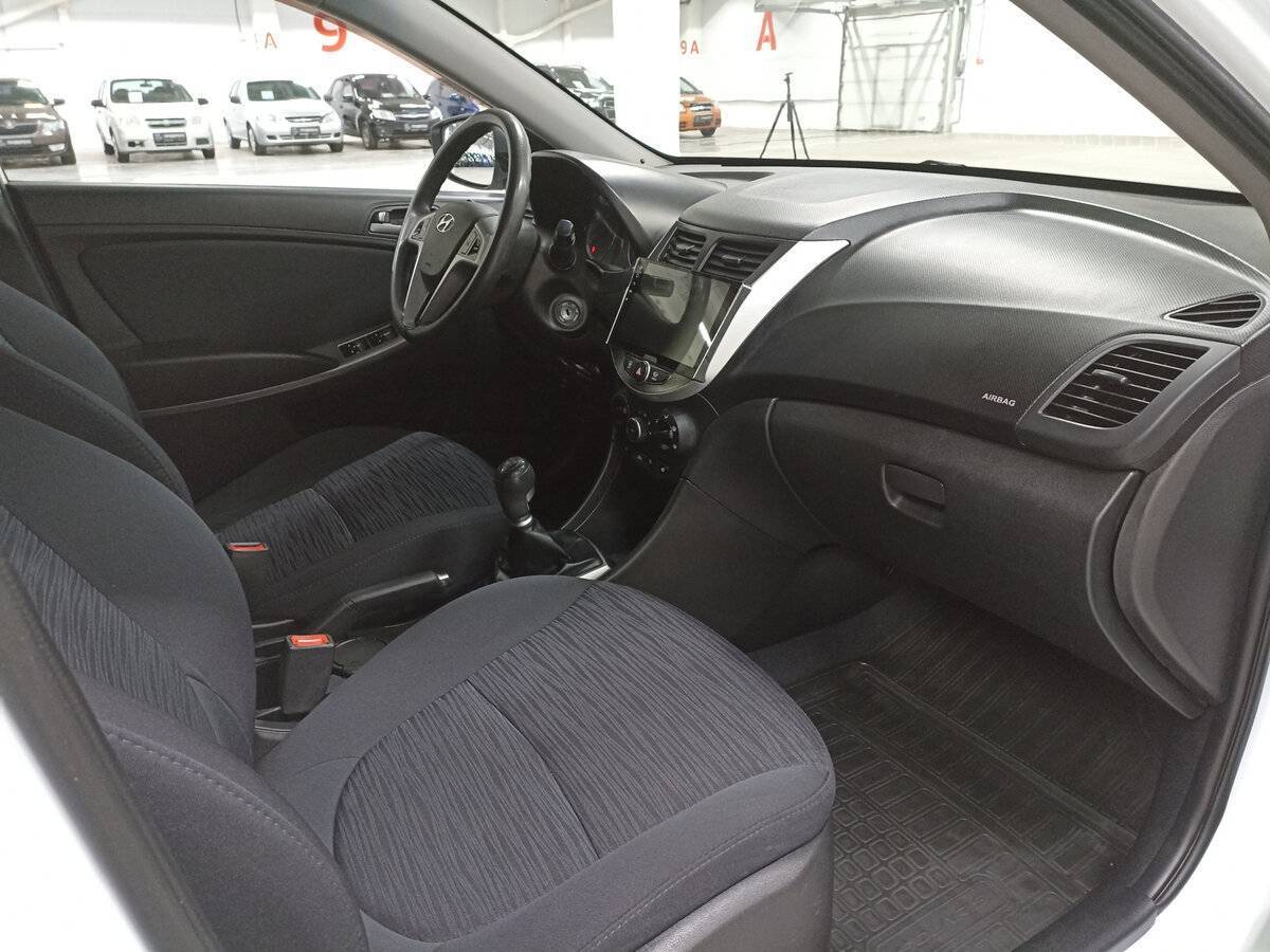 Hyundai Solaris с пробегом — 2015 год. Фото: #10