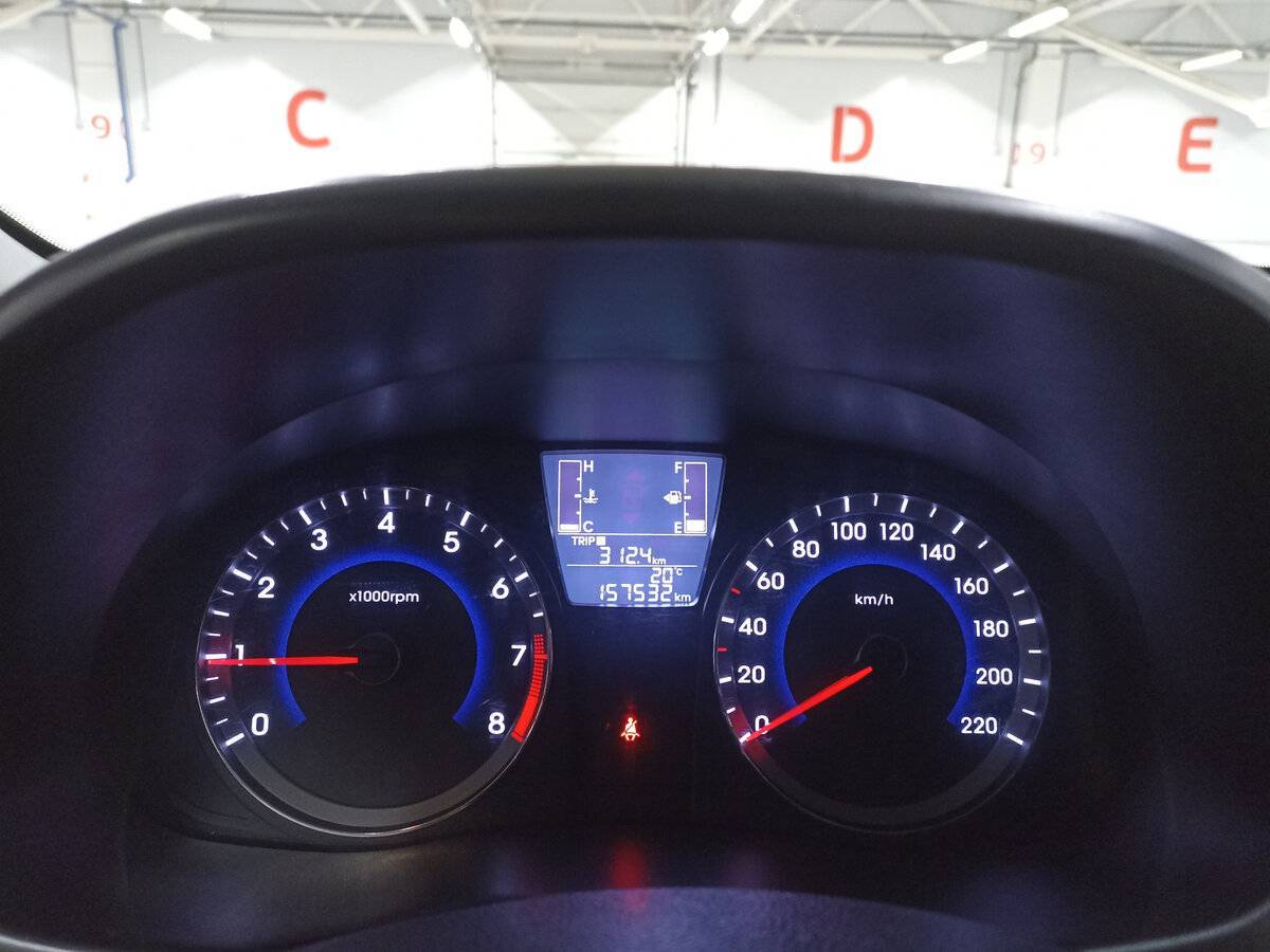 Hyundai Solaris с пробегом — 2015 год. Фото: #12