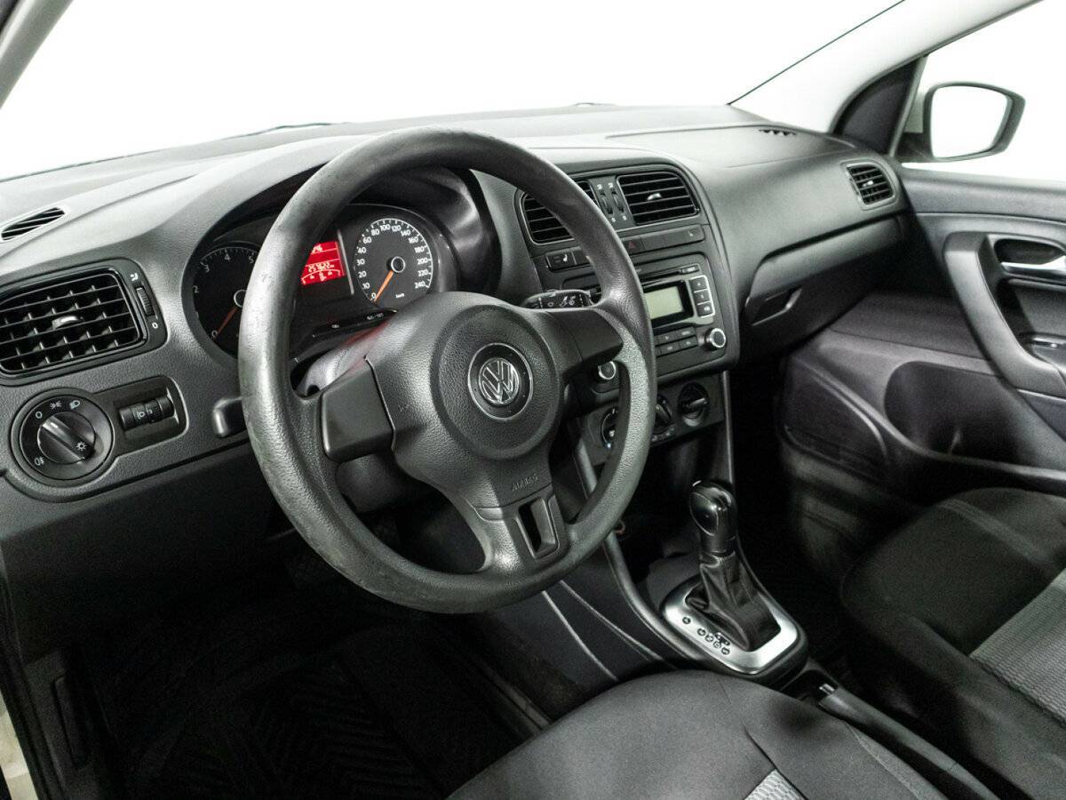 Volkswagen Polo с пробегом — 2012 год. Фото: #10