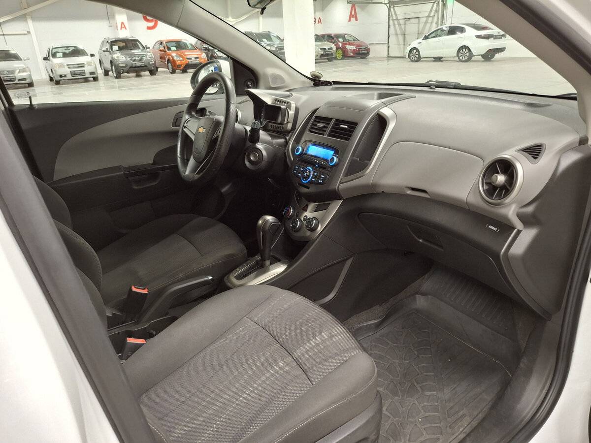 Chevrolet Aveo с пробегом — 2015 год. Фото: #9
