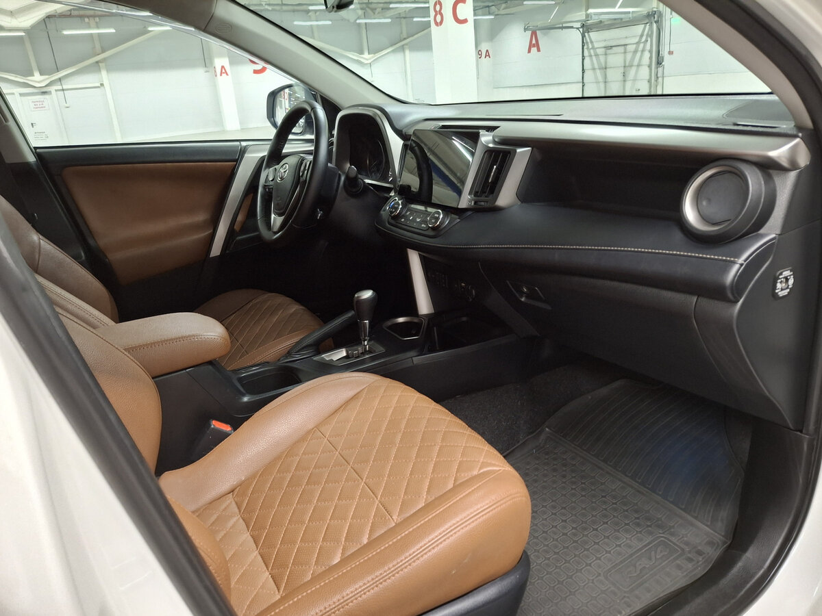 Toyota RAV4 с пробегом — 2017 год. Фото: #10