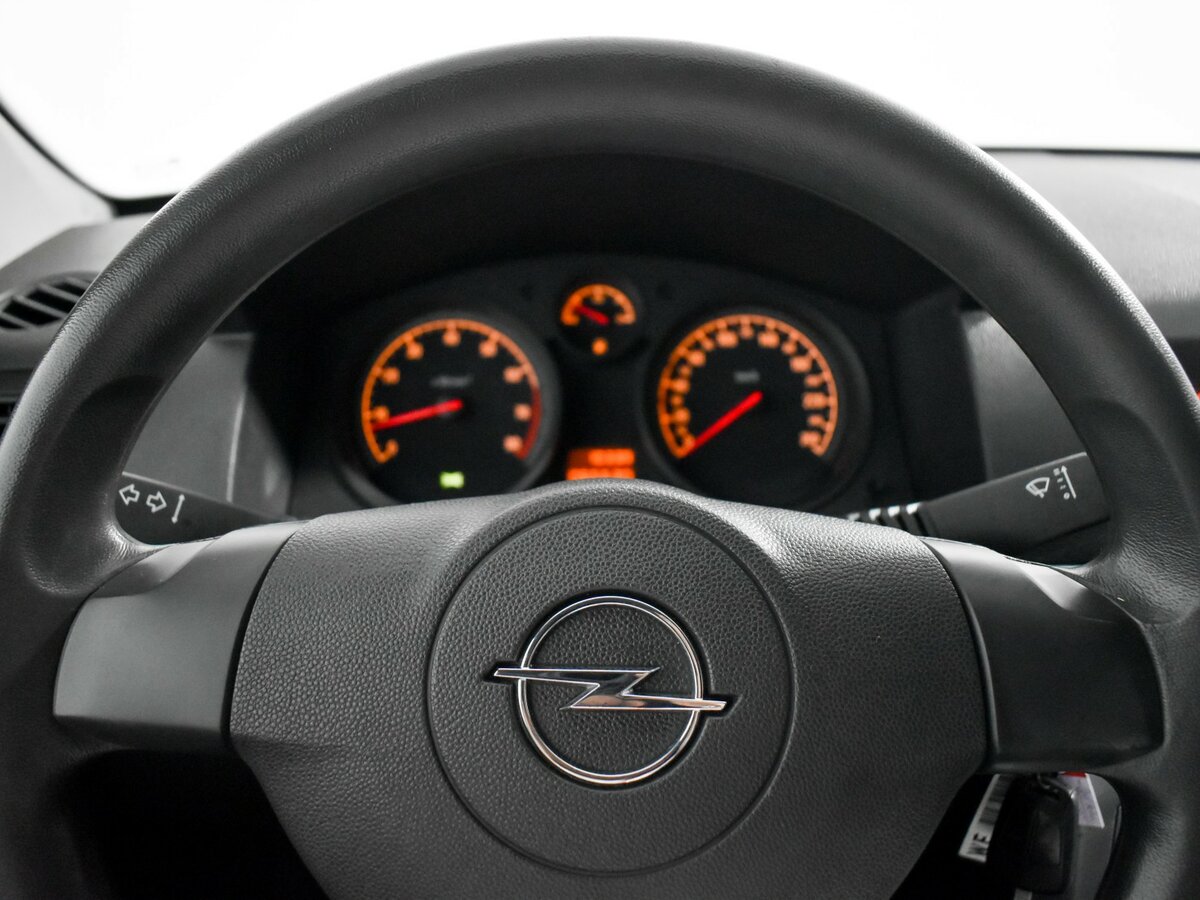 Opel Astra с пробегом — 2013 год. Фото: #12