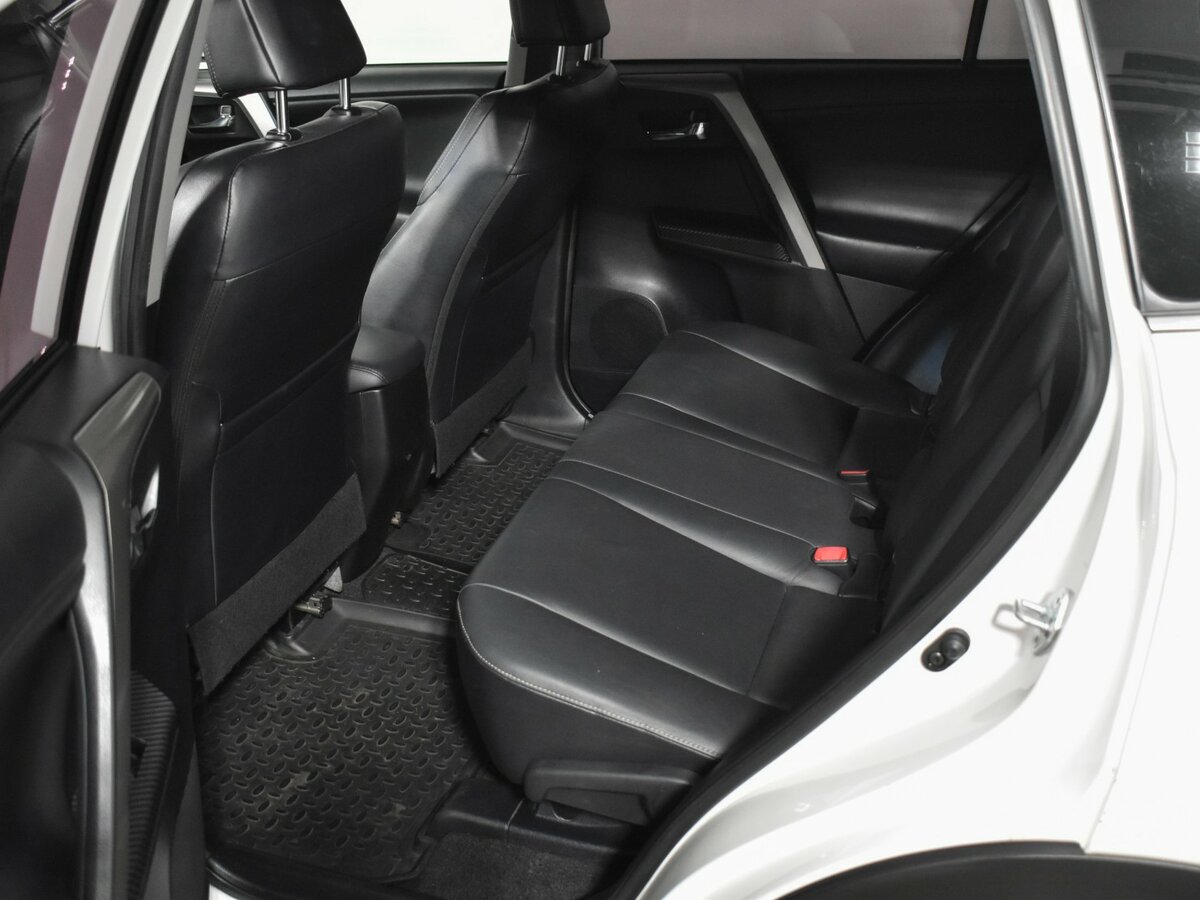 Toyota RAV4 с пробегом — 2015 год. Фото: #11
