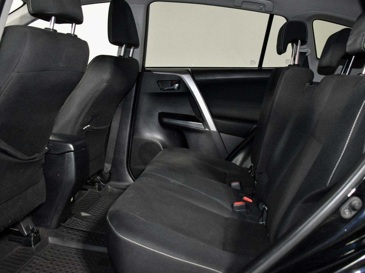 Toyota RAV4 с пробегом — 2018 год. Фото: #10