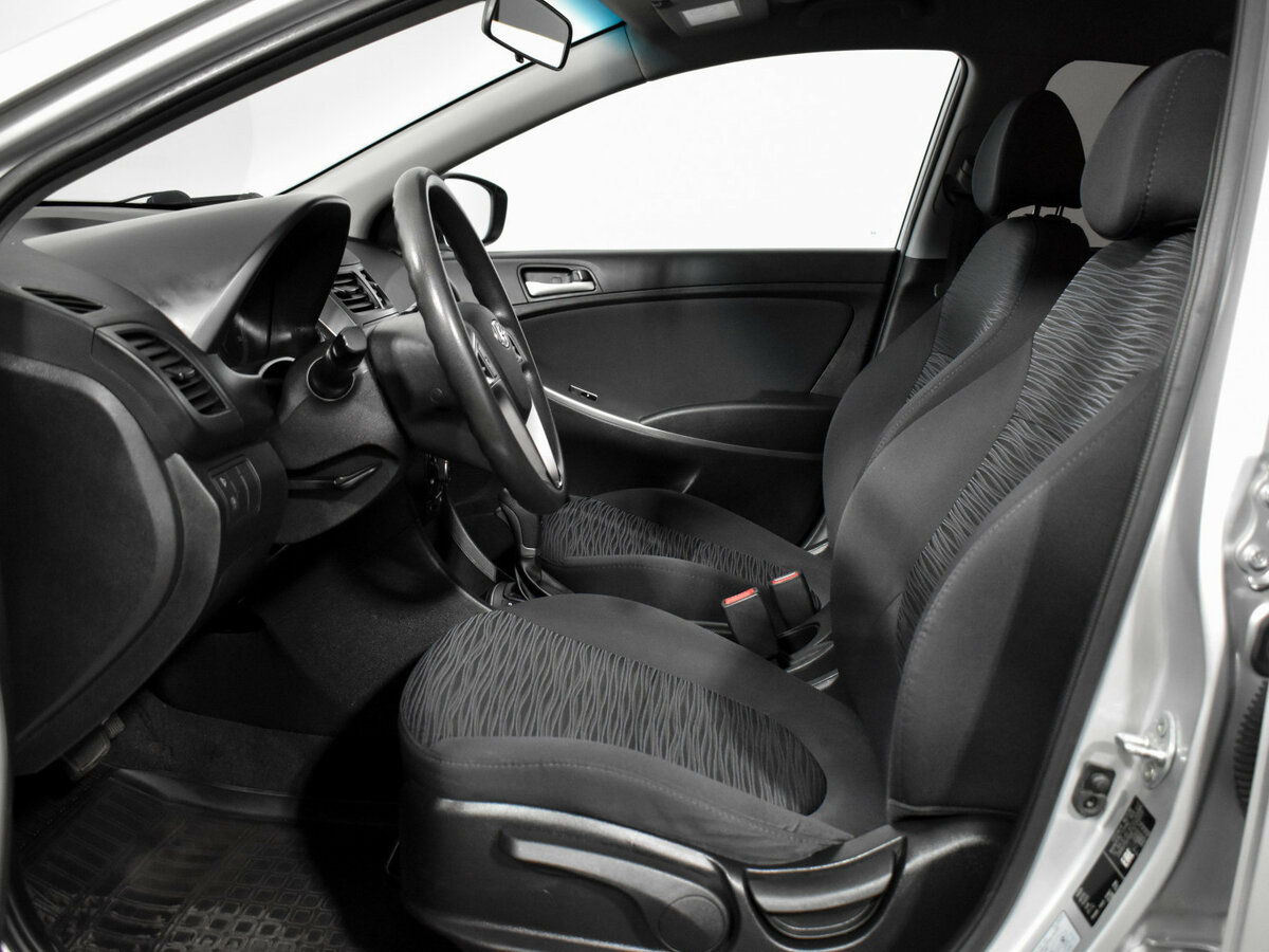 Hyundai Solaris с пробегом — 2015 год. Фото: #9