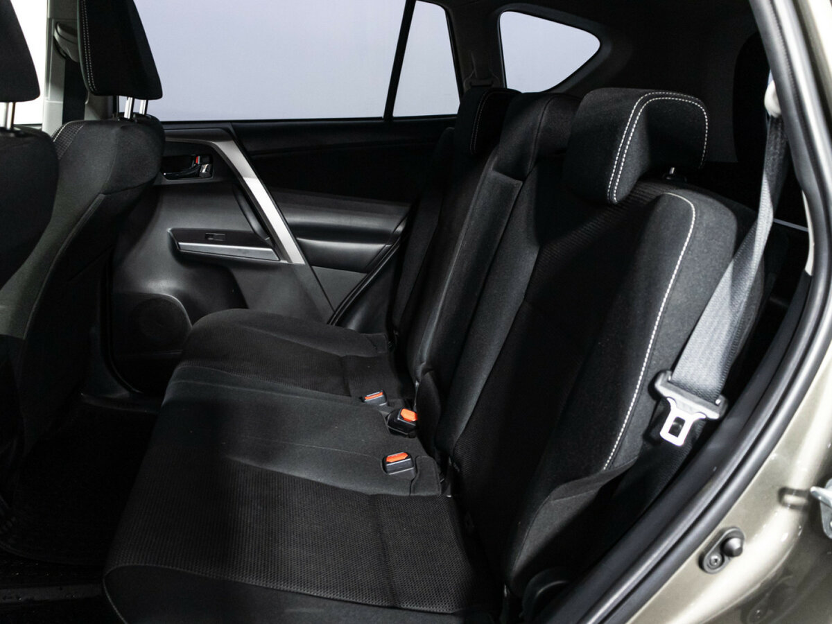 Toyota RAV4 с пробегом — 2015 год. Фото: #9
