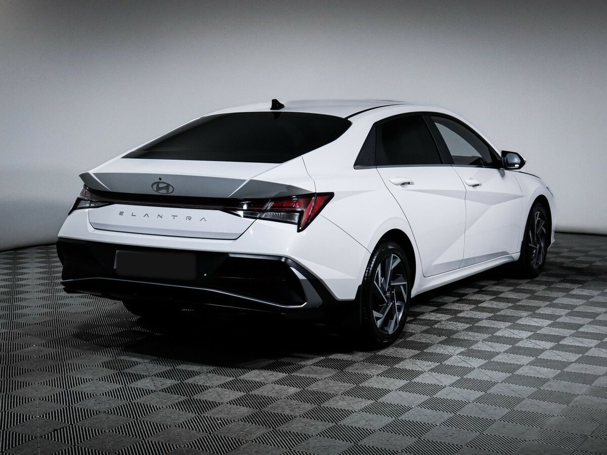 Hyundai Elantra с пробегом — 2024 год. Фото: #3