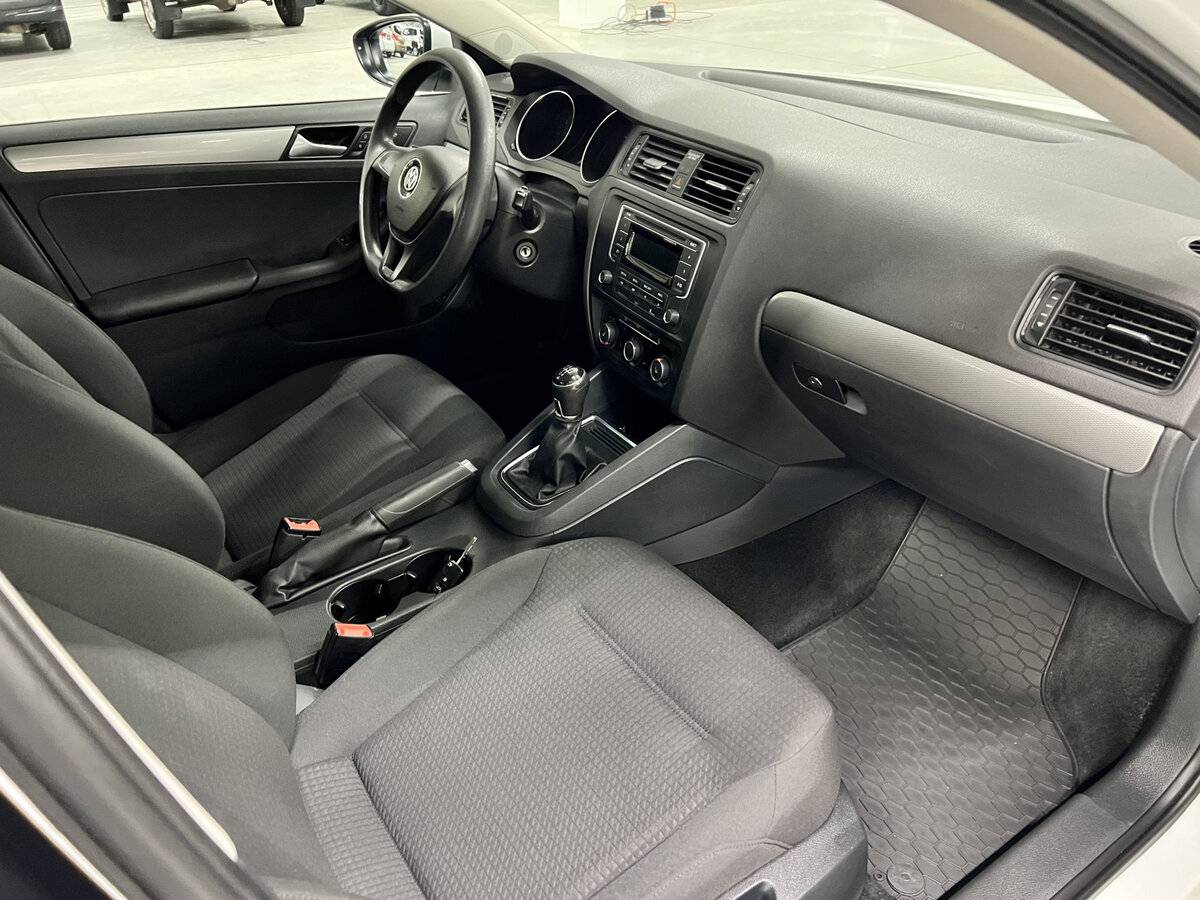 Volkswagen Jetta с пробегом — 2016 год. Фото: #10