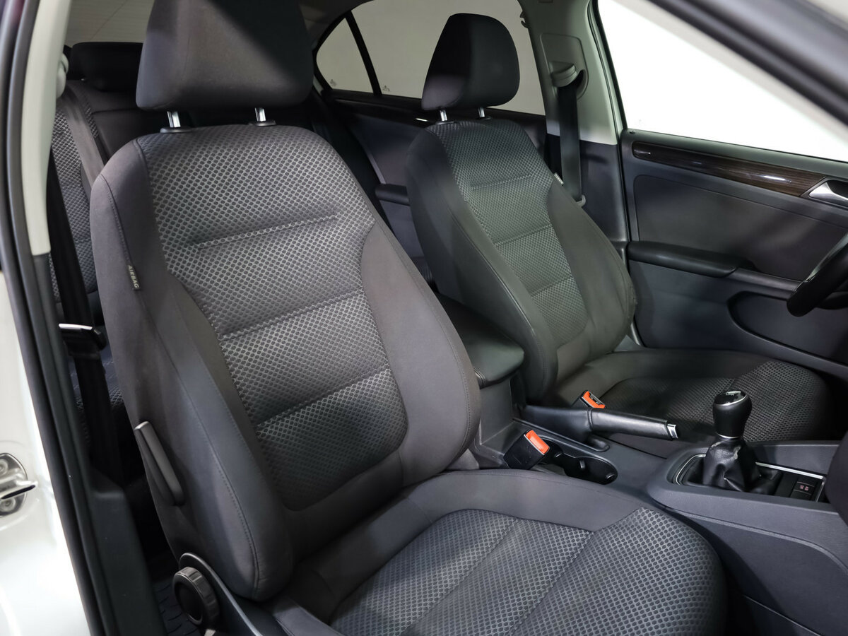 Volkswagen Jetta с пробегом — 2015 год. Фото: #13