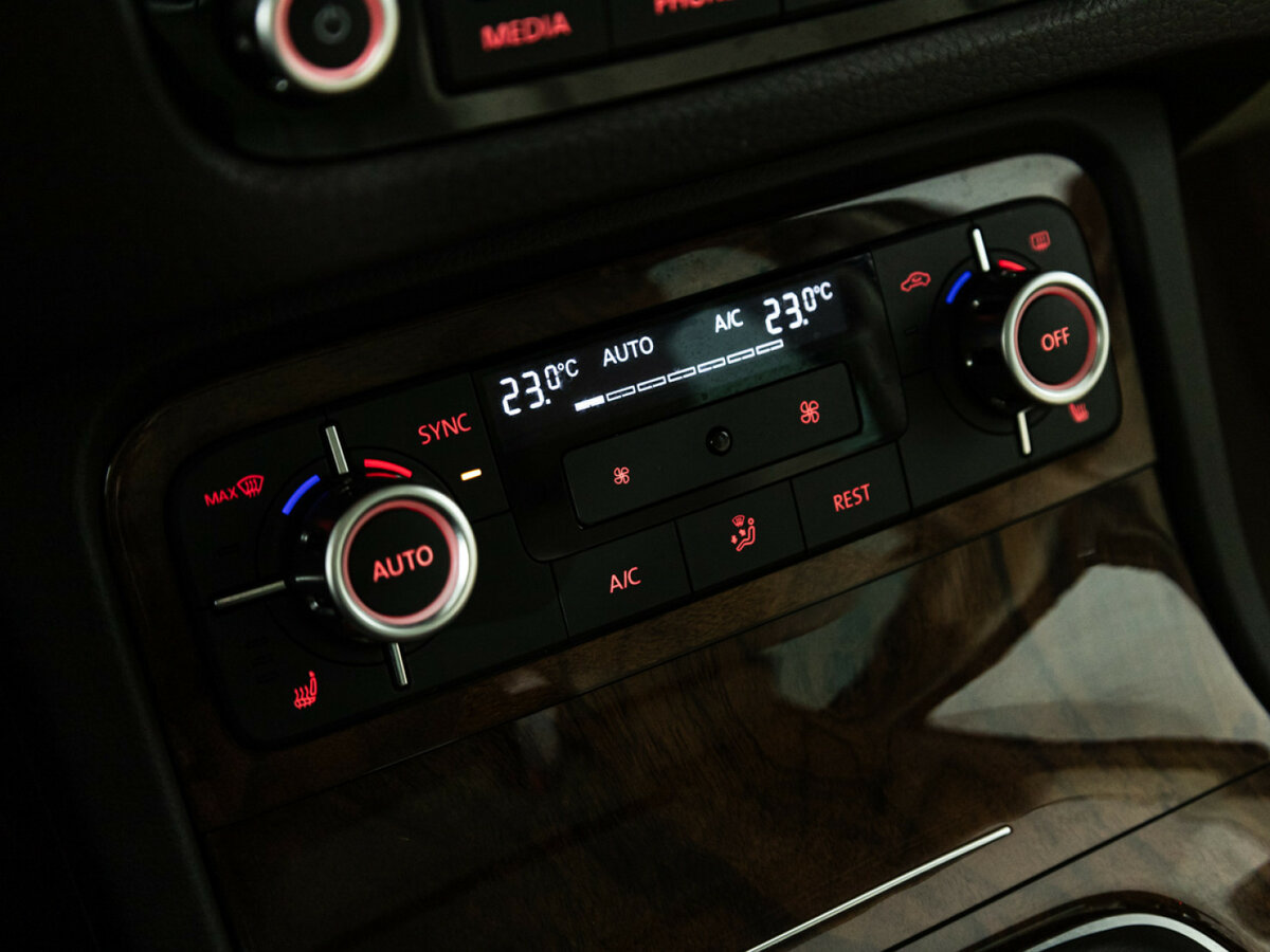 Volkswagen Touareg с пробегом — 2013 год. Фото: #17