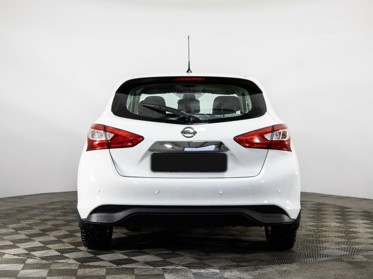 Nissan Tiida с пробегом — 2015 год. Фото: #4