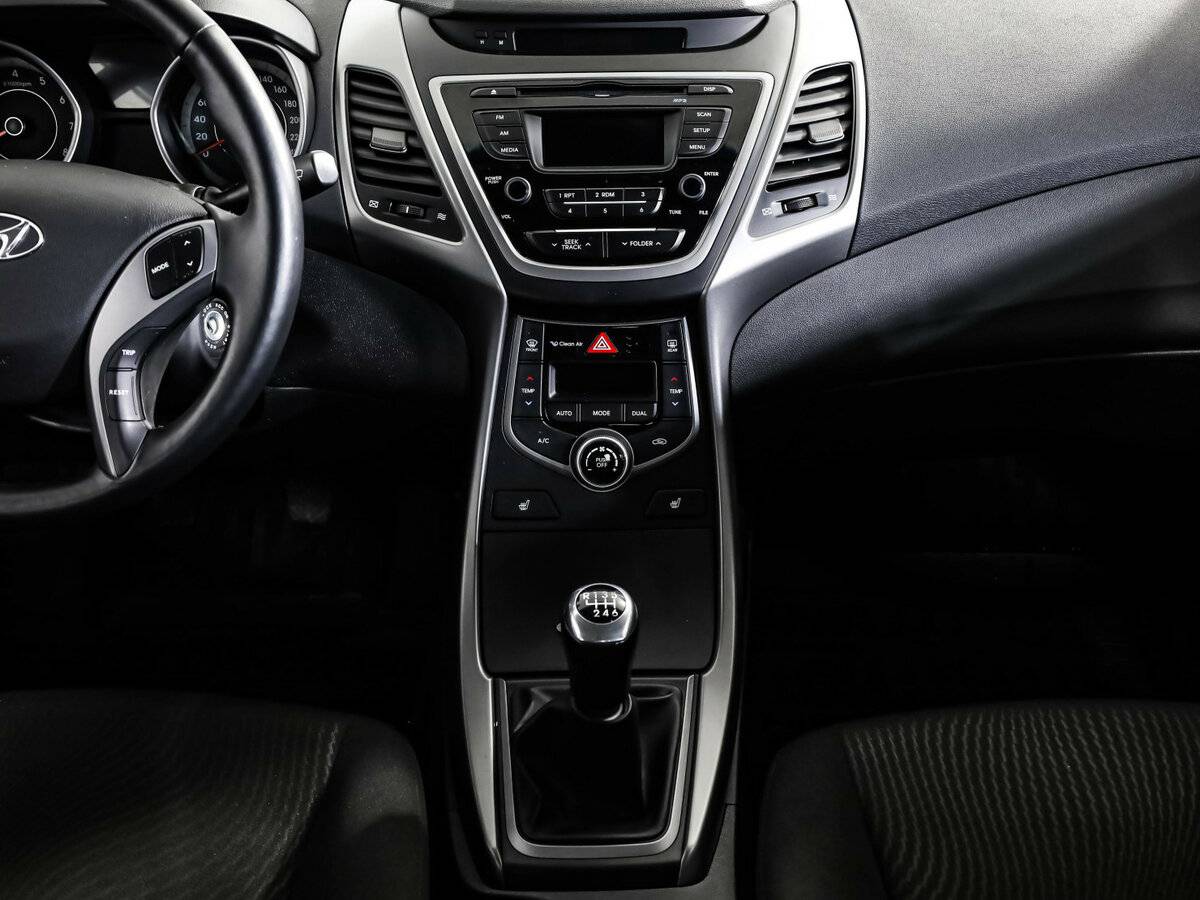 Hyundai Elantra с пробегом — 2015 год. Фото: #9