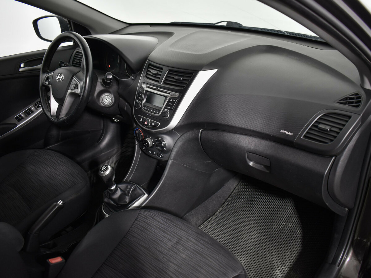 Hyundai Solaris с пробегом — 2016 год. Фото: #11