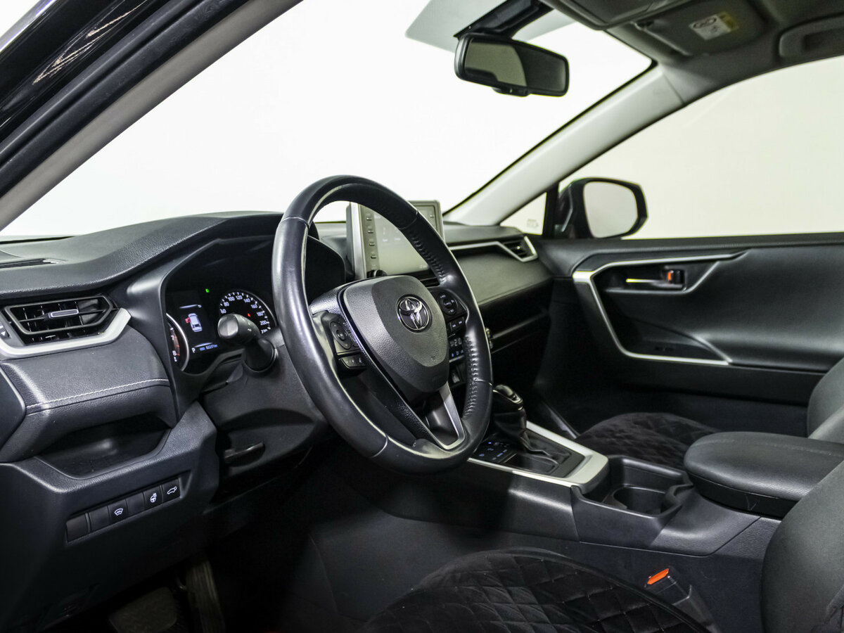 Toyota RAV4 с пробегом — 2020 год. Фото: #8